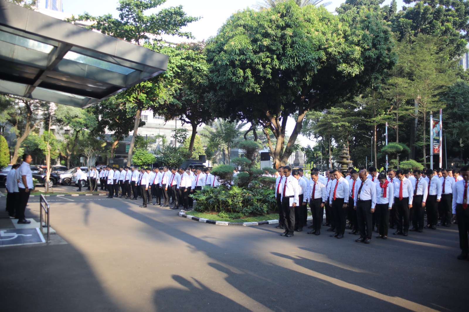 Pimpin Apel Pagi Awal Bulan, Dirreskrimsus Polda Metro Jaya Kombes Pol. Dr. Victor D. Mackbon Tekankan Loyalitas dan Berikan Reward Anggota Berprestasi