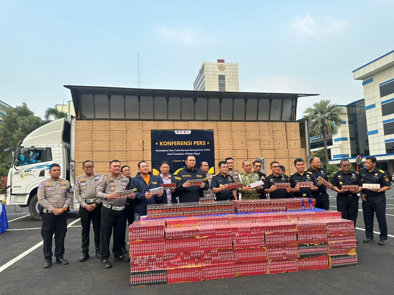 Sinergi Lintas Instansi, Wadirreskrimsus Polda Metro Jaya Hadiri Konferensi Pers Penindakan Rokok Ilegal di Kantor Pusat Bea Cukai