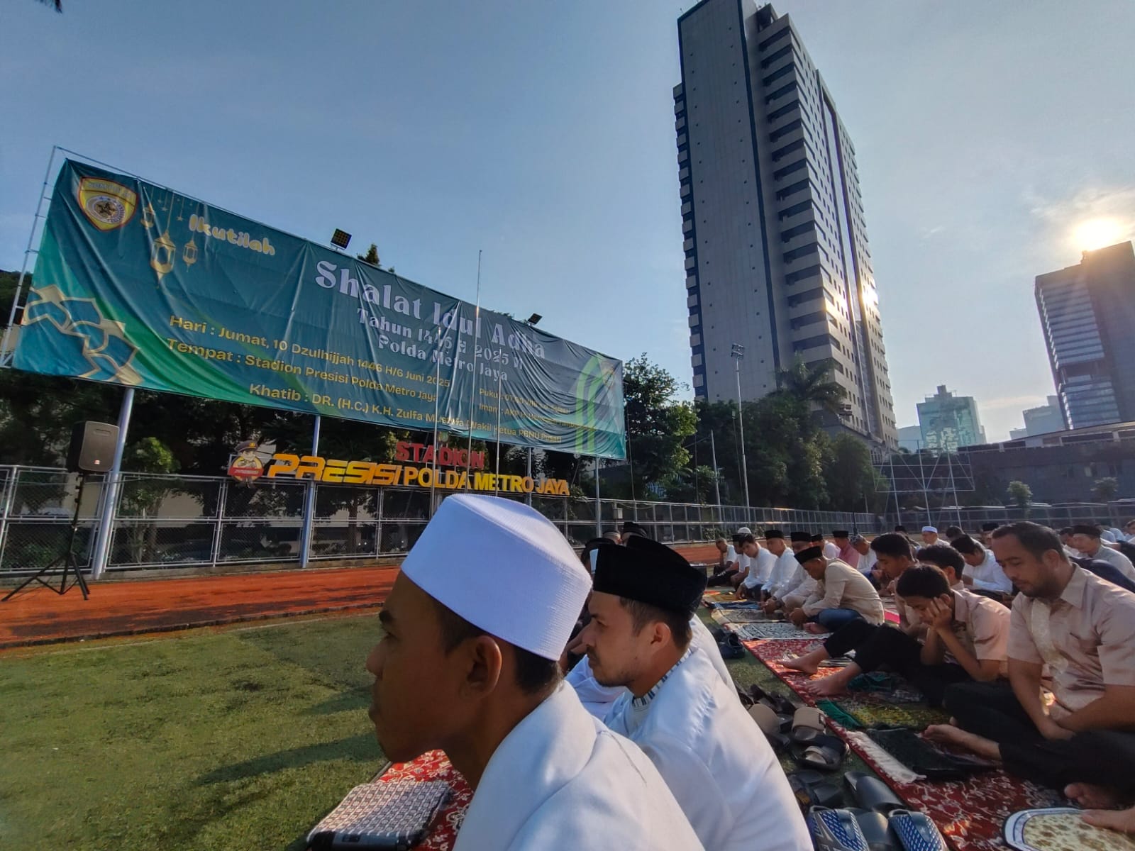 DALAM RANGKA MENYABUT HARI RAYA IDUL ADHA 1446 H, POLDA METRO JAYA MENYENGGERAKAN KEGIATAN SHALAT IDUL ADHA 1446 H DAN PENYEMBELIHAN HEWAN QURBAN DI STADION PRESISI DAN MASJID AL-KAUTSAR POLDA METRO JAYA
