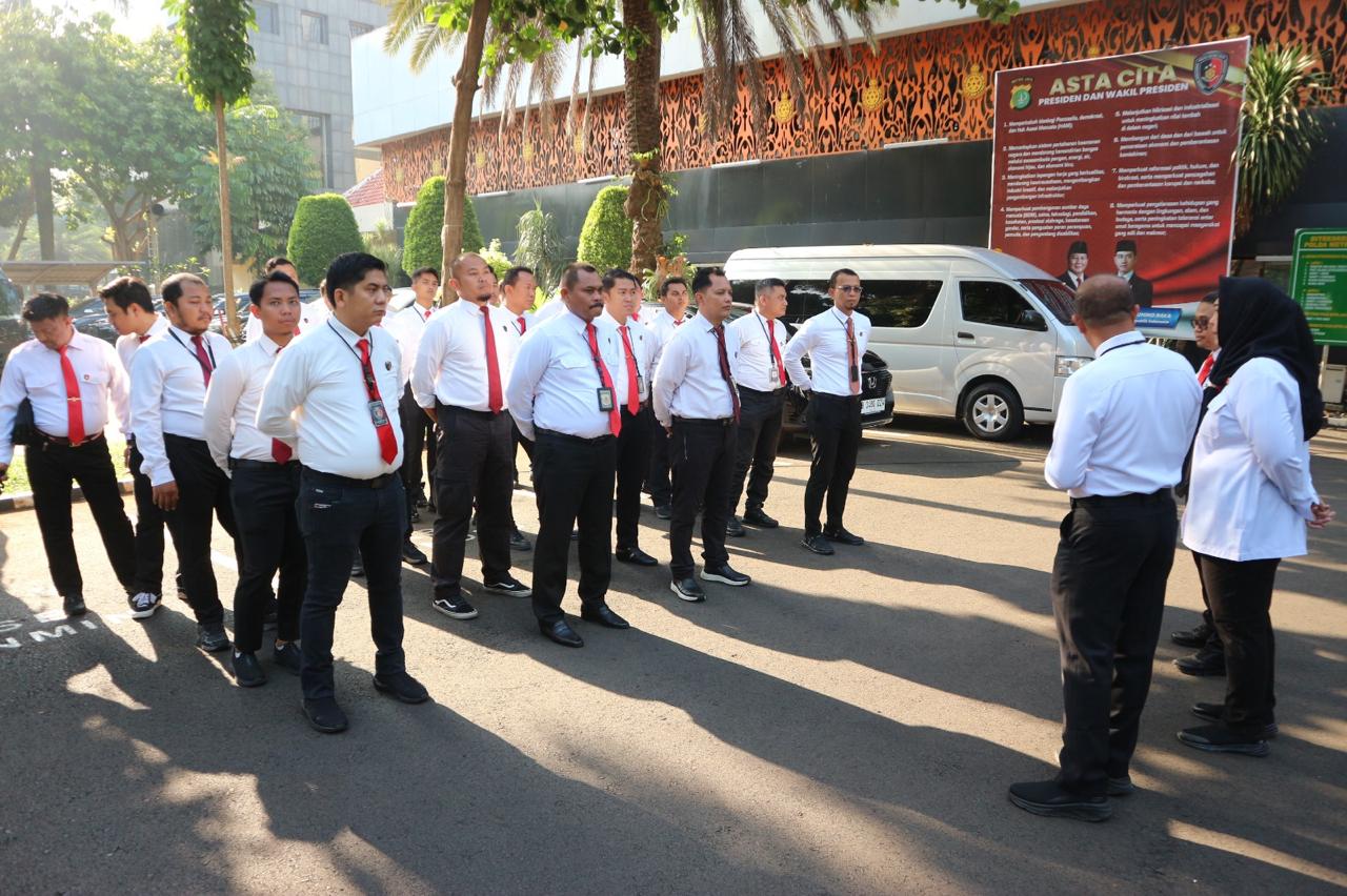 MELAKUKAN PEMERIKSAAN RUTIN SENJATA API YANG DIGUNAKAN OLEH PERSONEL | SENIN, 16 JUNI 2025