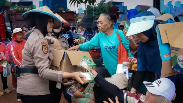 Pendekatan Humanis, Polda Metro Jaya Bagikan Air Minum dan Makanan Kepada Massa Aksi di Depan DPR RI